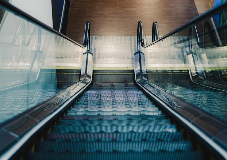 station-escalators-comfort-safety-movement-passengers_938295-302